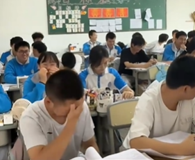 泪目！把高考前最后一次听力换成《起风了》同学们笑着笑着就哭了 愿考生们带着温暖全力以赴！ (http://www.aodeek.com/) 热点 第1张