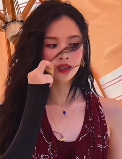 眼前一亮!张婧仪黑发红唇港风美人 红色挂脖长裙搭配大波浪黑发，网友直呼太美了！！ (http://www.aodeek.com/) kro 第1张