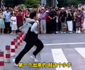 连续4场首个冲出考场的男生这次输了 连续四场第一个冲出考场 第五场“短跑冠军”不是他！ (http://www.aodeek.com/) hxca 第1张