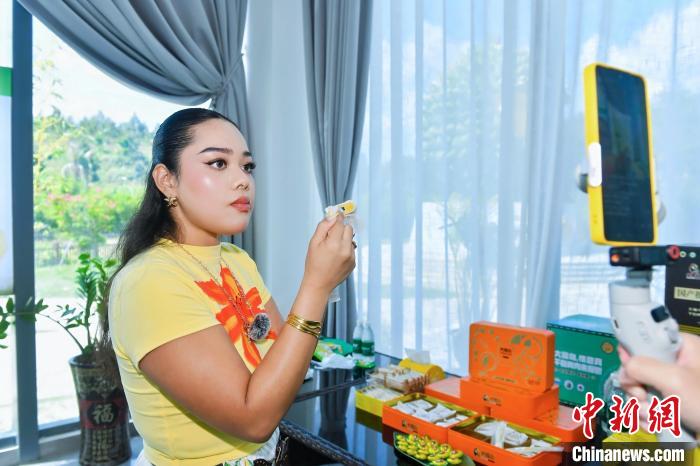 泰国主播品三亚榴莲：“尝到了家乡味” (http://www.aodeek.com/) kro 第1张