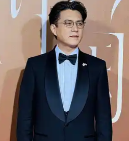 太好笑！靳东走红毯像是领导来开会 身着黑色西装搭配黑边眼镜 网友：怎么把领导请来了？ (http://www.aodeek.com/) kro 第1张