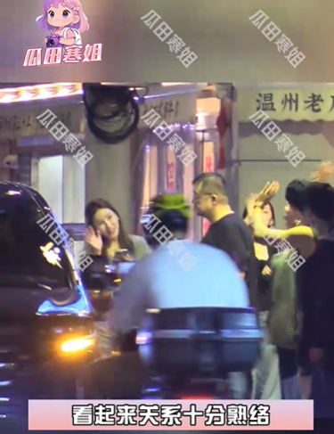 甜蜜相处！冯绍峰带女友参加聚餐好熟络 饭后两人与朋友告别，冯绍峰不断与低声与女友交谈！ (http://www.aodeek.com/) kro 第1张