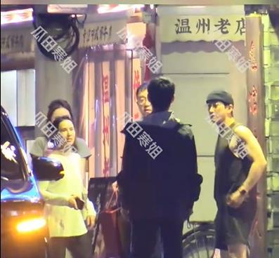 感情和谐！冯绍峰带女友参加聚餐好熟络 吃完饭后两人与朋友在饭店门口告别，很融洽！ (http://www.aodeek.com/) kro 第1张